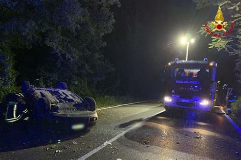 Tragico incidente stradale, perde il controllo dellauto e si rovescia ...